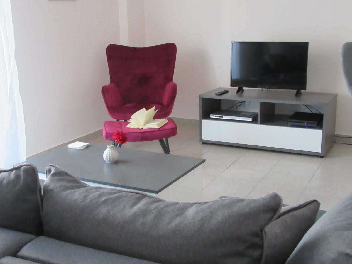 Με Θεα Το Λιμανι Apartment Пирея Екстериор снимка